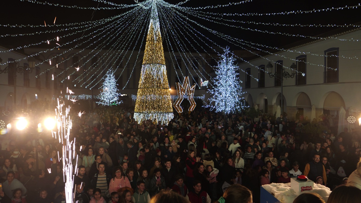 La ilusión invade Berja con el encendido navideño y un show aéreo